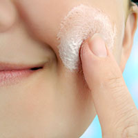 کرم های آرایشی که باعث جوش زدن می شود - پوست - زیبایی - سلامت نیوز