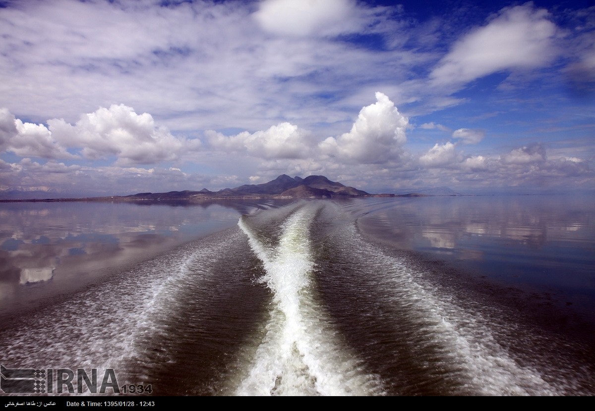 حرکت قایق ها در دریاچه ارومیه
