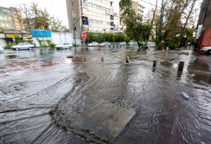 بارش شدید باران در تهران و آب گرفتگی معابر