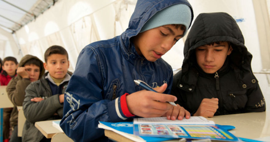 درس خواندن کودکان سوری در چادر
