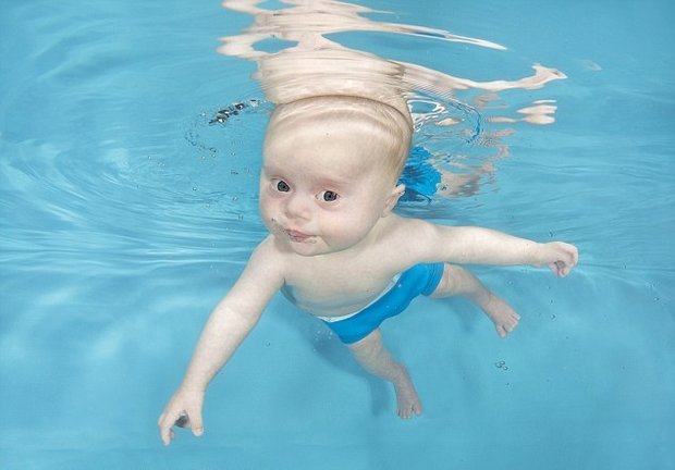 این نوزاد برای زنده ماندن باید شنا کند